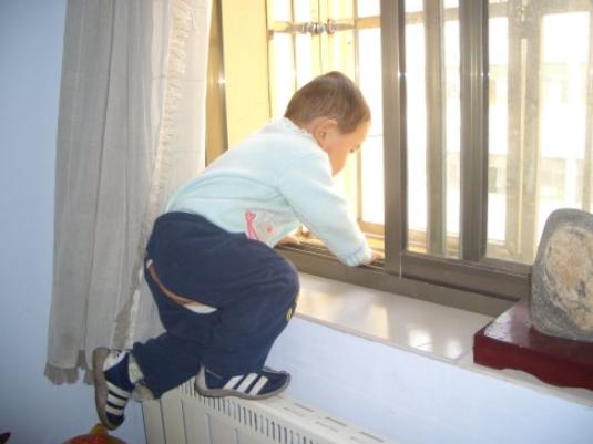 婴儿爬窗