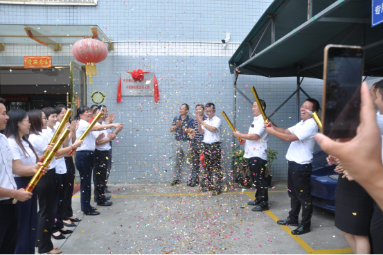 k8凯发党支部揭牌仪式在礼花和大家热烈的掌声中圆满完成。