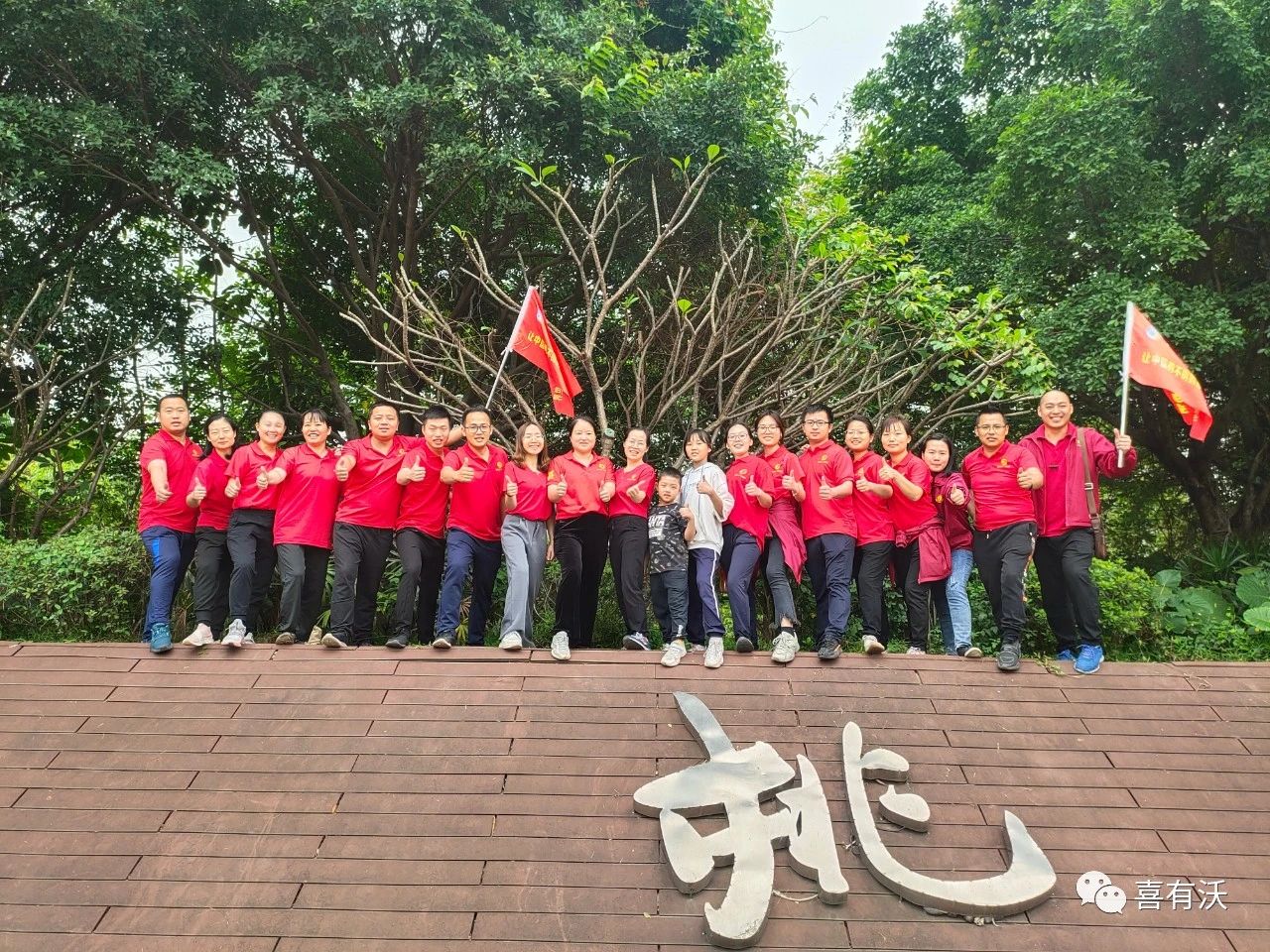 　　中途，大家补给能量的地点也是选择观景位置极佳的地方，开心就餐的同时还能观景。