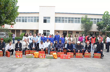 中秋佳节献爱心，慰问老人情意浓